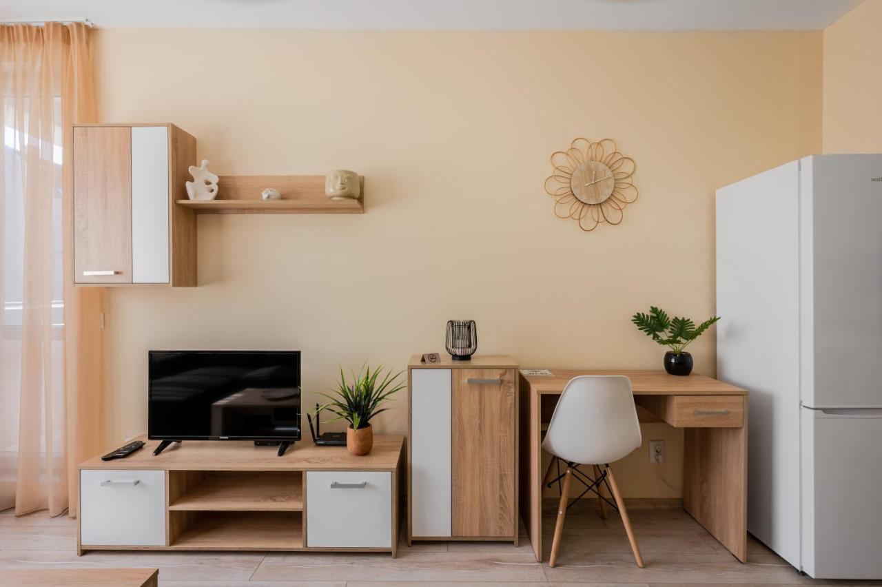 Nomad Haven: 1Bd Flat With Balcony & Desk Apartment Sofia Exterior photo